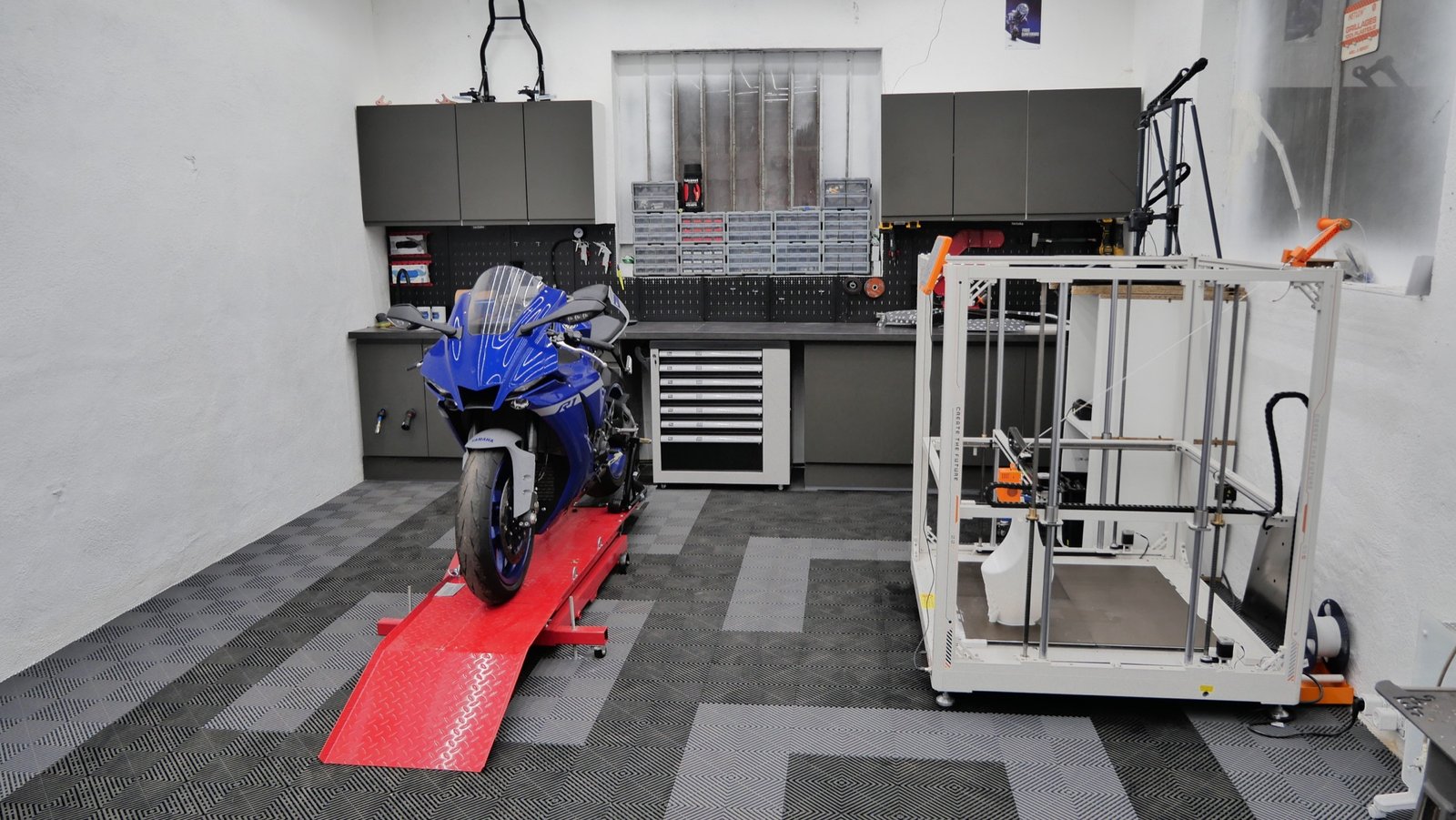 La Yamaha sur le pont dans l'atelier AllDrive3D à Châbons