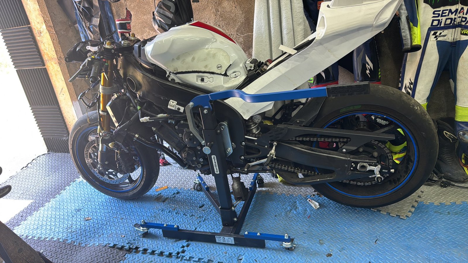 Carénages bruts présentés sur la Yamaha R1 en cours de transformation