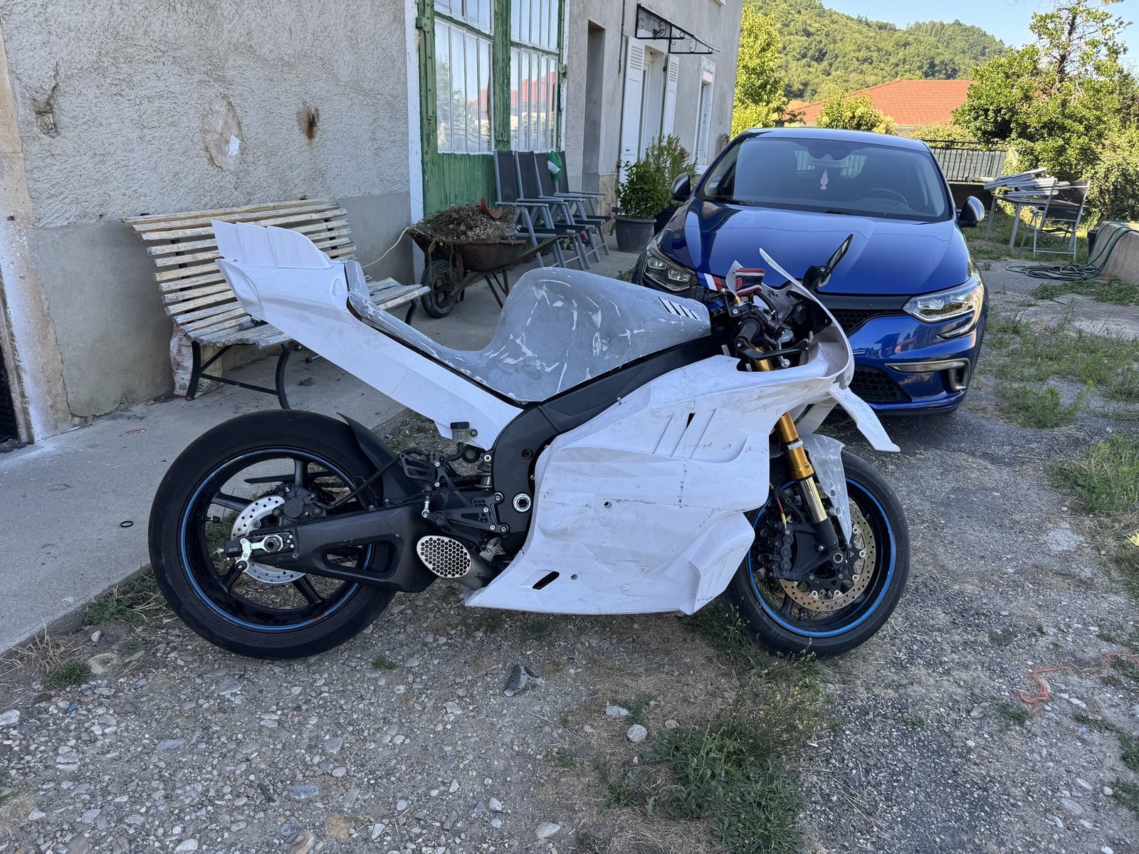 Vue latérale de la Yamaha R1 avec les carénages de la réplique présentés