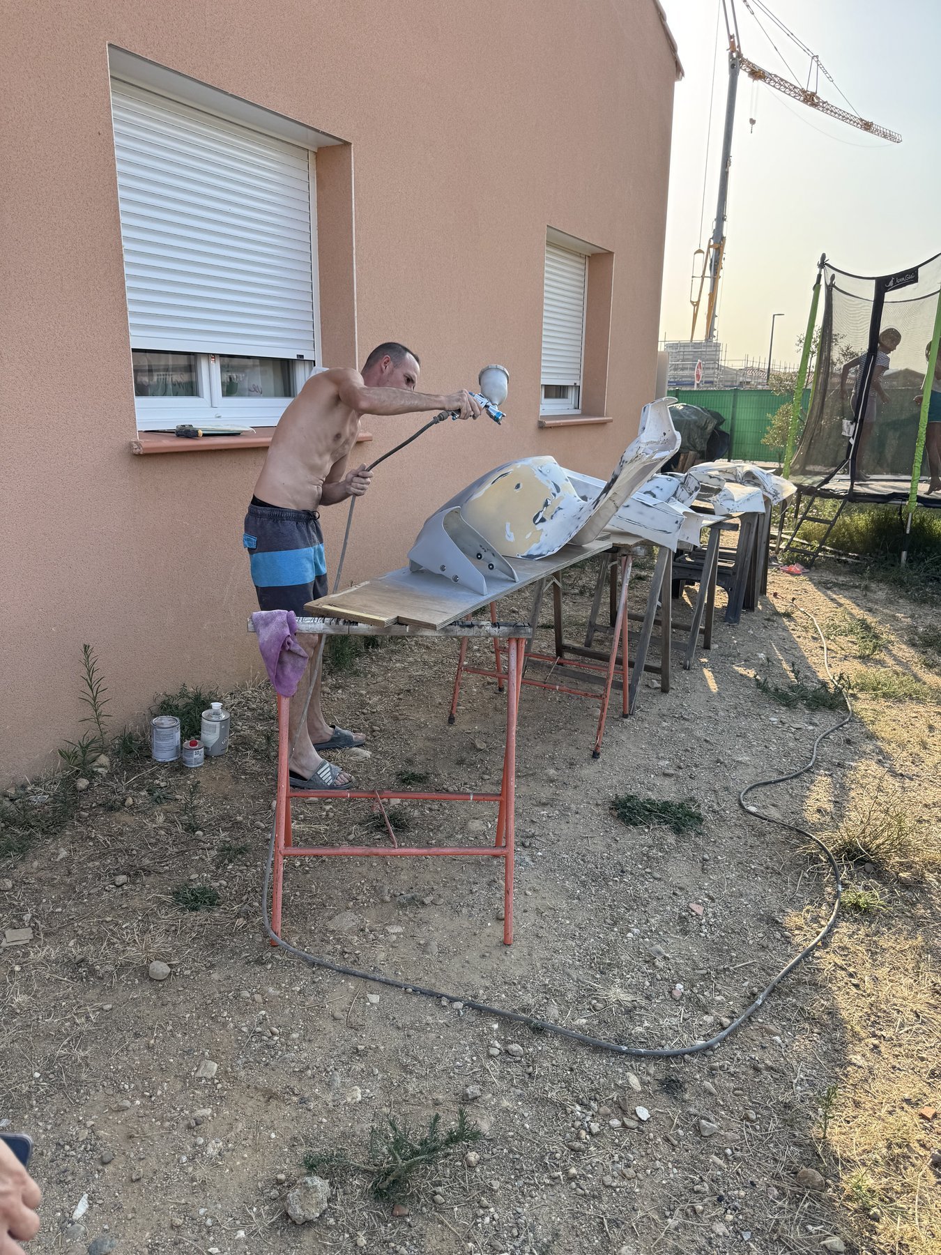 Application de peinture sur les carénages préparés