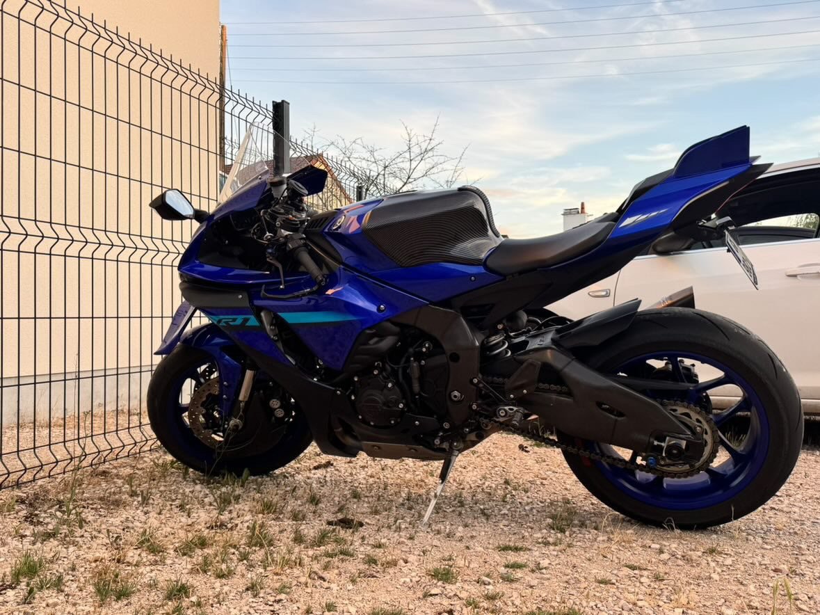 Yamaha R1 2024 avec winglets avant et arrière conçus, imprimés et peints
