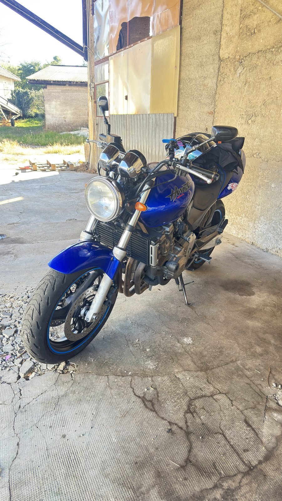 Moto bleue prise en charge pour le remplacement de son kit chaîne