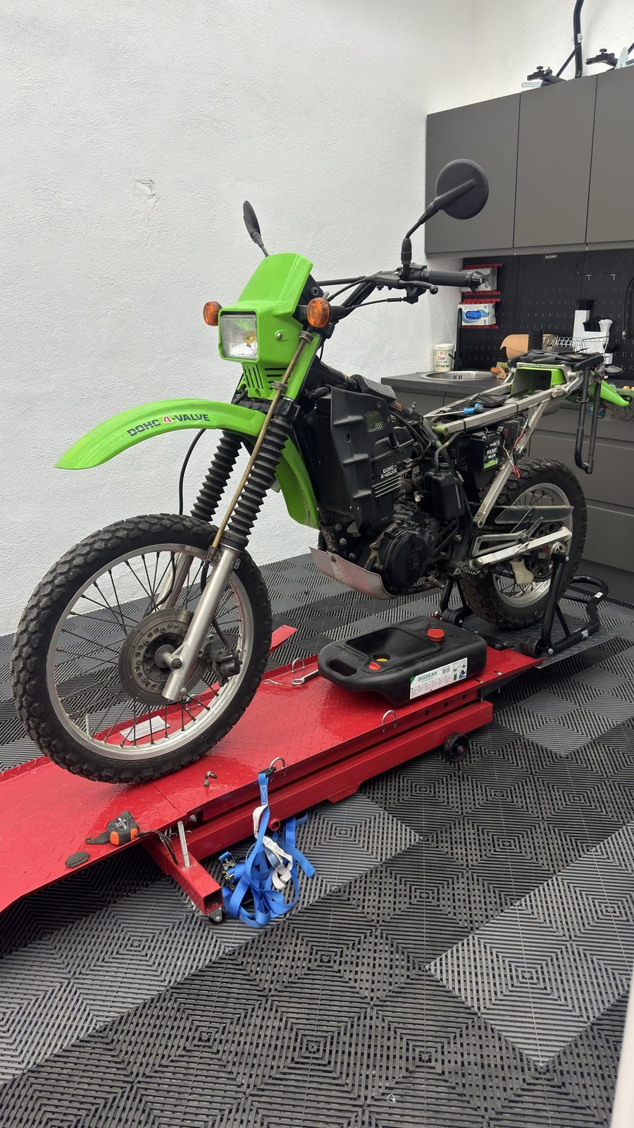 Rénovation d’une moto verte avant sa remise en route et son passage au contrôle technique
